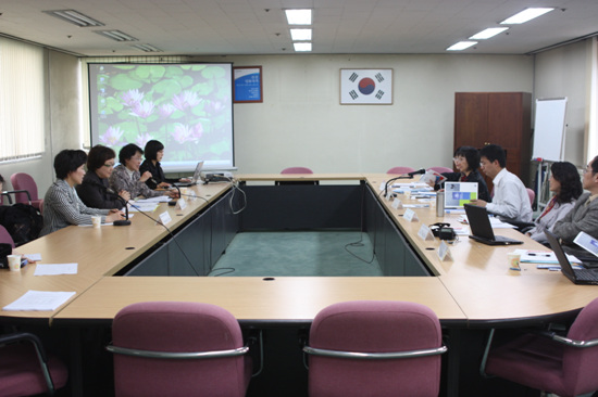 - 본원 대외협력팀은 국제전문가와의 학술정보 교류의 일환으로 제2차 국제교류세미나를 개최하였다